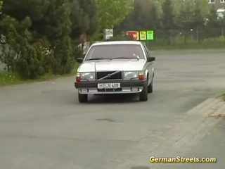 Blondin tyska är körd i bil tvättning