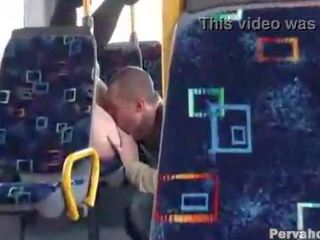 セックス と 露出症の人 カップル 上の 公共 バス