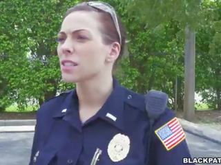 Fêmea policiais puxe sobre negra suspect e chupar sua prick